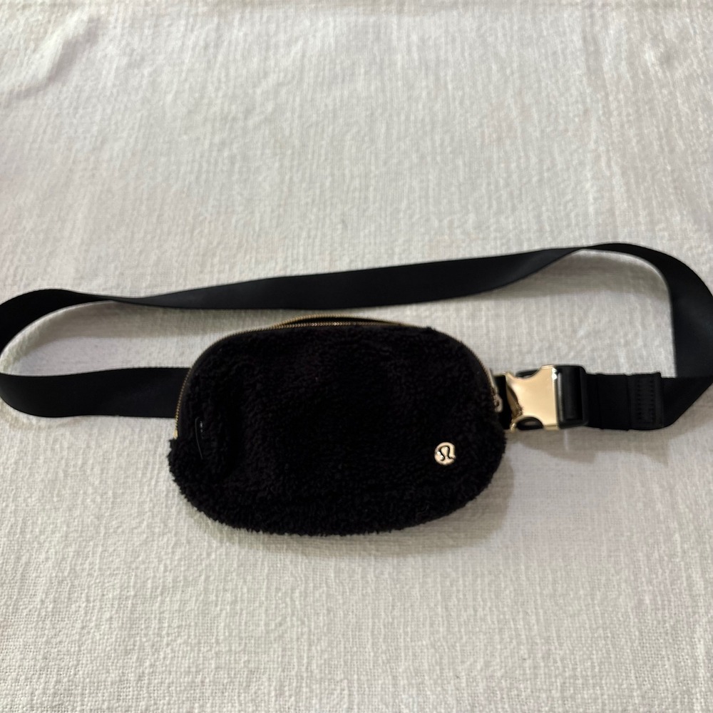 Lululemon Everywhere Belt Bag Fleece Black Gold Hardware Crossbody Fanny Pack